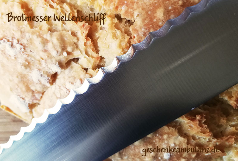 Brotmesser mit Wellenschliff - Nahaufnahme